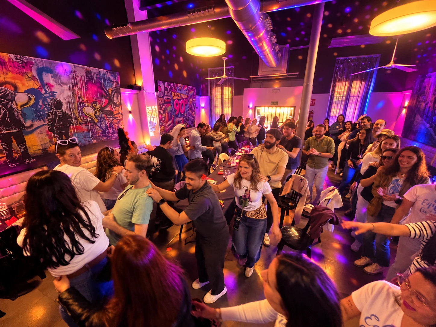 Ambiente de fiesta en comida de empresa en El Puerto Valencia